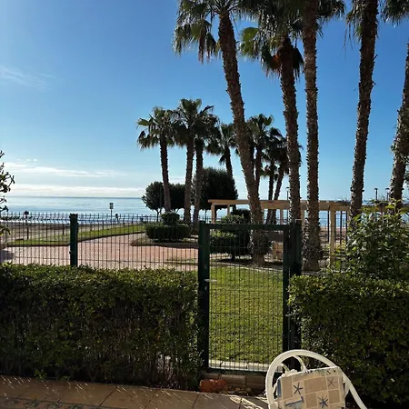 Beachfront With Sea Views, Pool, Parking شقة