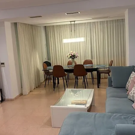 Beachfront With Sea Views, Pool, Parking Appartement *